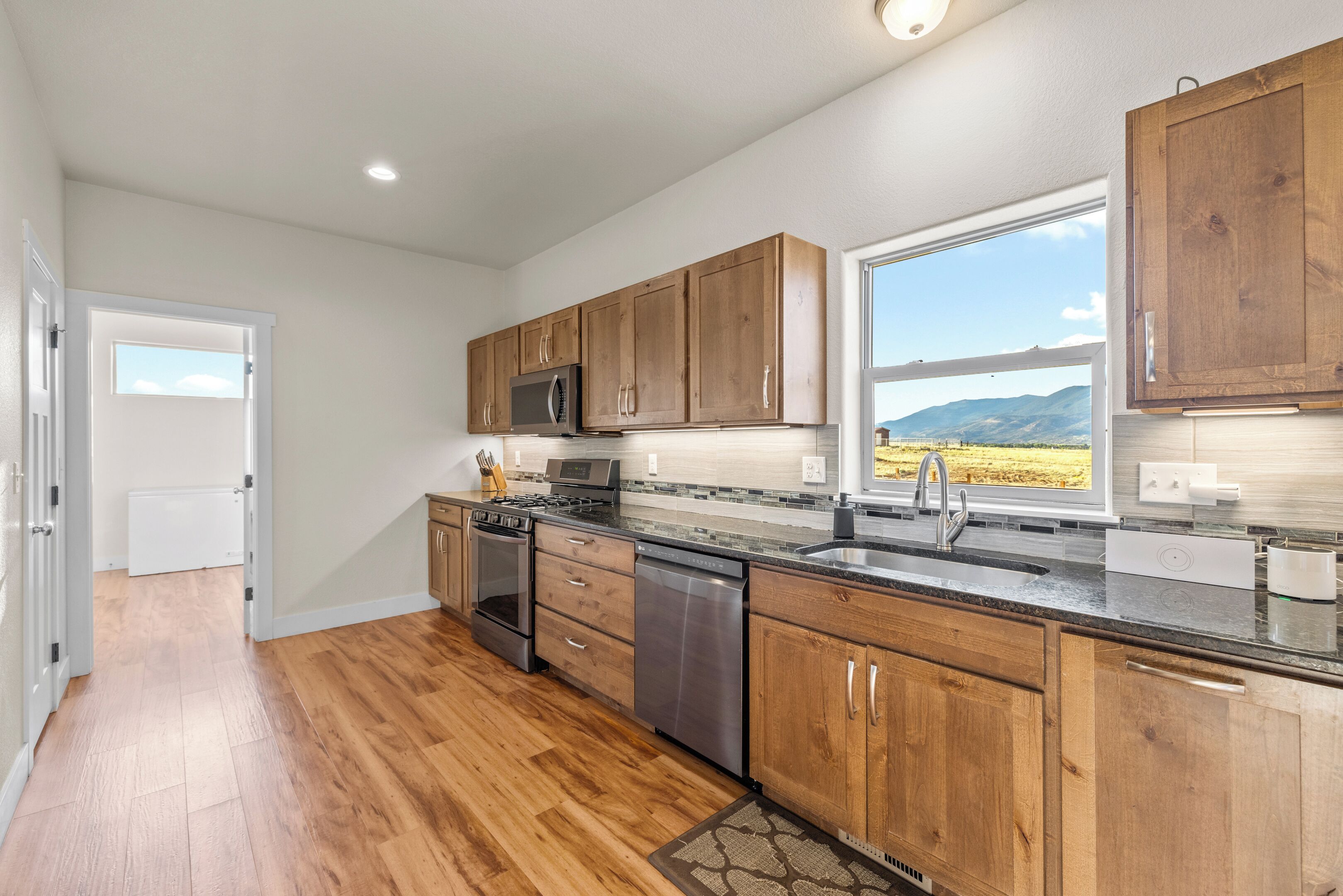 Mikrovågsugn, ugn, spishäll och diskmaskin