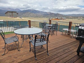 Outdoor dining - Breathtaking Mini Resort, with movie theater, pool table, hot tub, and more... (Buena Vista)