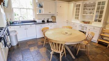 Cottage | Bếp riêng | Dụng cụ nấu nướng/bát dĩa/dao nĩa