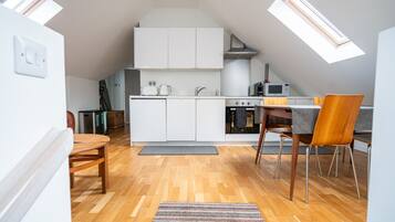 Coffee/tea maker, fridge, microwave, oven