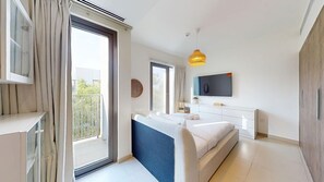 2 bedrooms, iron/ironing board, WiFi, bed sheets - Luxury Comfort 2 Bed Villa with Garden & Garage (Tilal Al Ghaf)