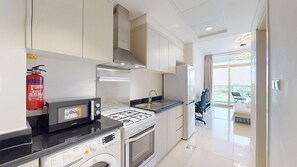 Fridge, microwave, oven, stovetop - Carson B – Peaceful Studio with Golf Course Views (Damac Hills)