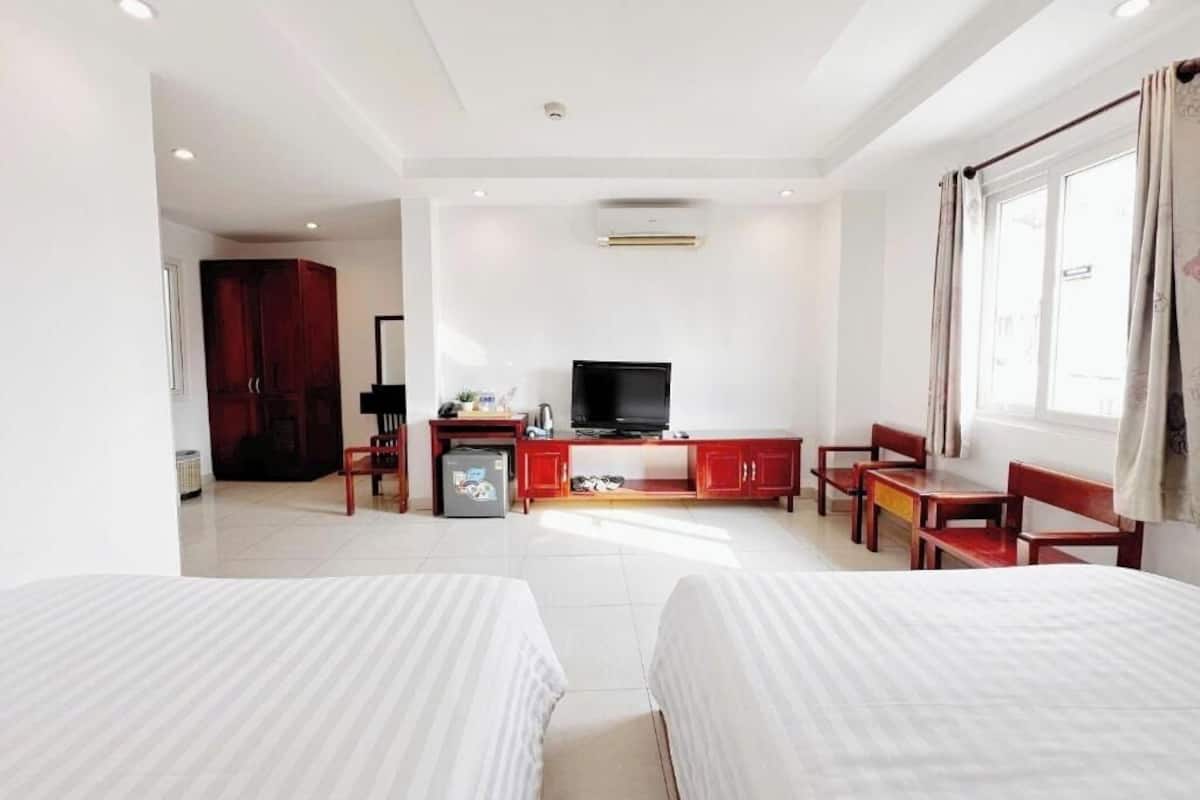 Family Room | Iron/ironing board, free WiFi