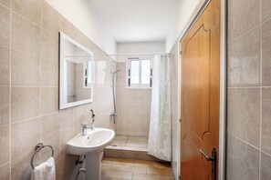Een douche, handdoeken