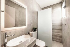 Een douche, handdoeken