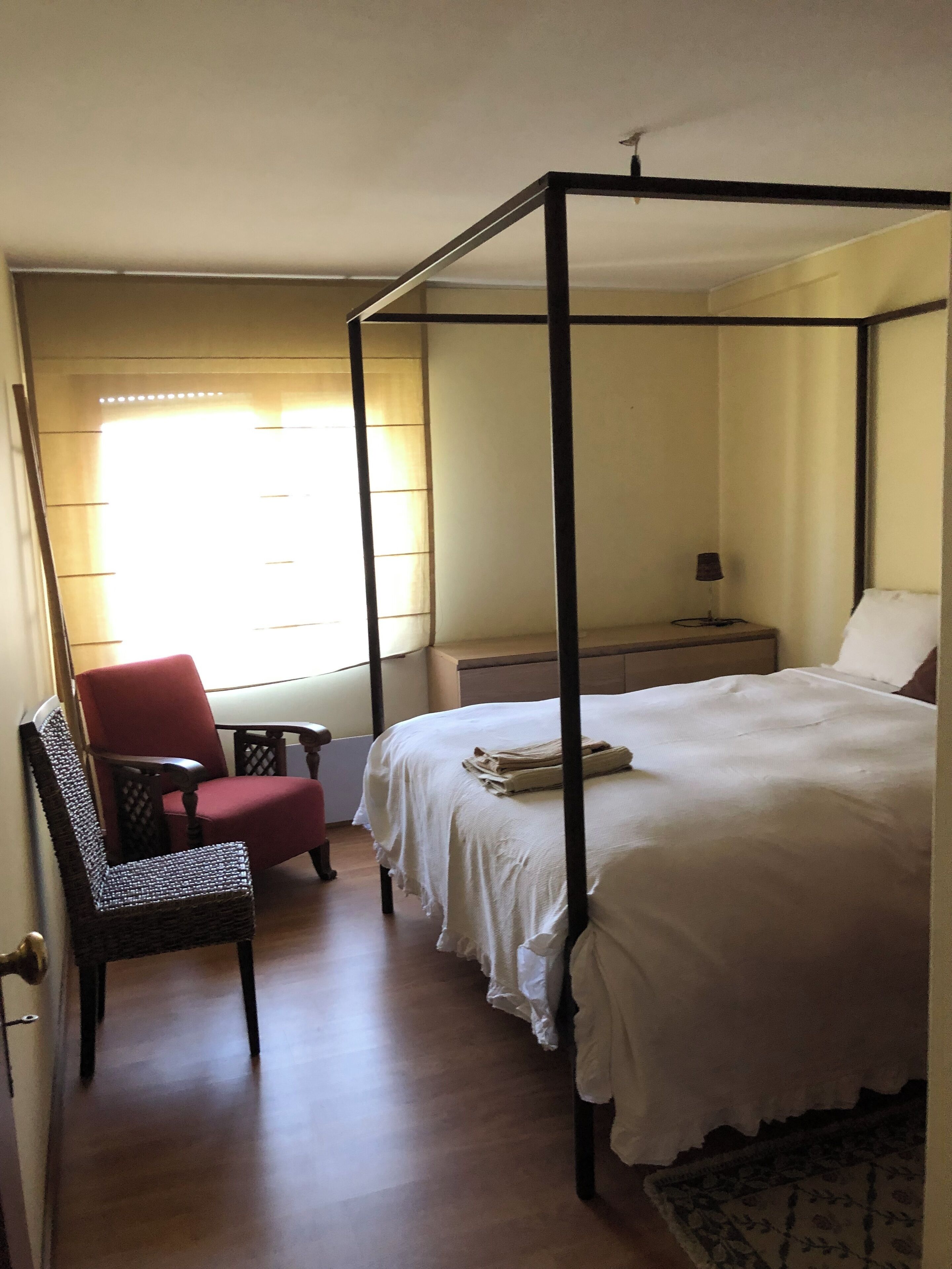 3 slaapkamers, een strijkplank/strijkijzer, wifi, beddengoed