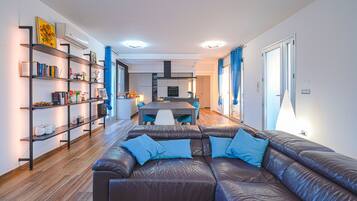 TV, tavolo da ping pong