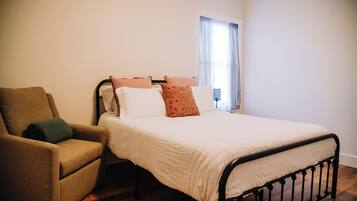 Tabla de planchar con plancha, wifi y ropa de cama