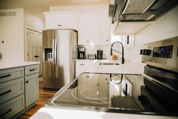 Mikrowelle, Ofen, Herdplatte, Geschirrspüler