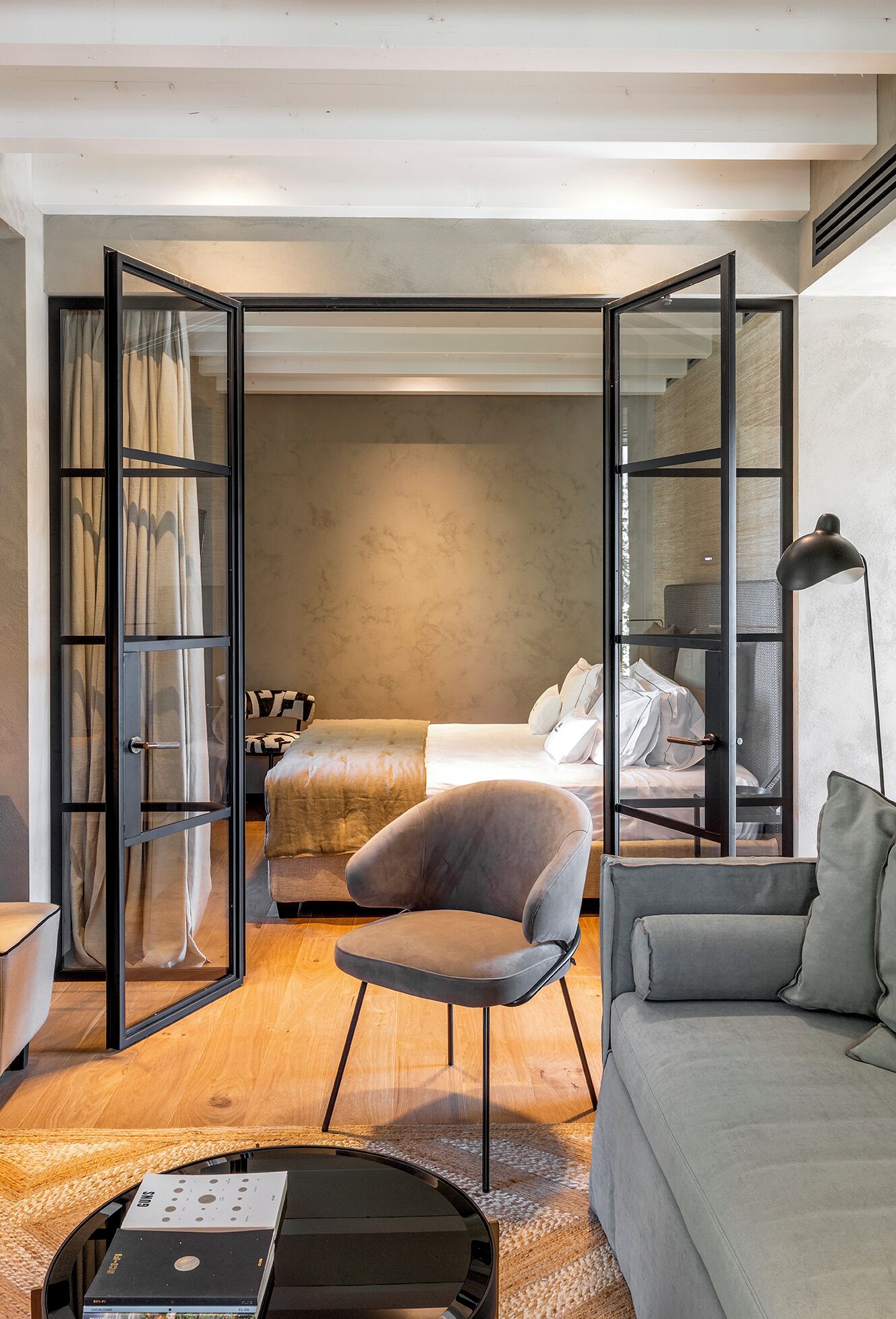 Exclusive-suite - delvis søudsigt | Minibar, pengeskab på værelset, skrivebord