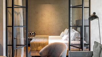 Exclusive-suite - delvis søudsigt | Minibar, pengeskab på værelset, skrivebord