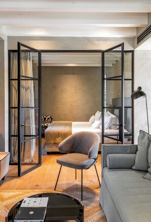 Exklusiv svit - viss sjöutsikt | Minibar, värdeförvaringsskåp på rummet och skrivbord