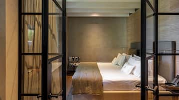 Exclusive-Suite, eingeschrÀnkter Seeblick | Minibar, Zimmersafe, Schreibtisch, laptopgeeigneter Arbeitsplatz