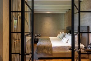 Exclusieve suite, gedeeltelijk uitzicht op meer | Een minibar, een kluis op de kamer, een bureau, een laptopwerkplek