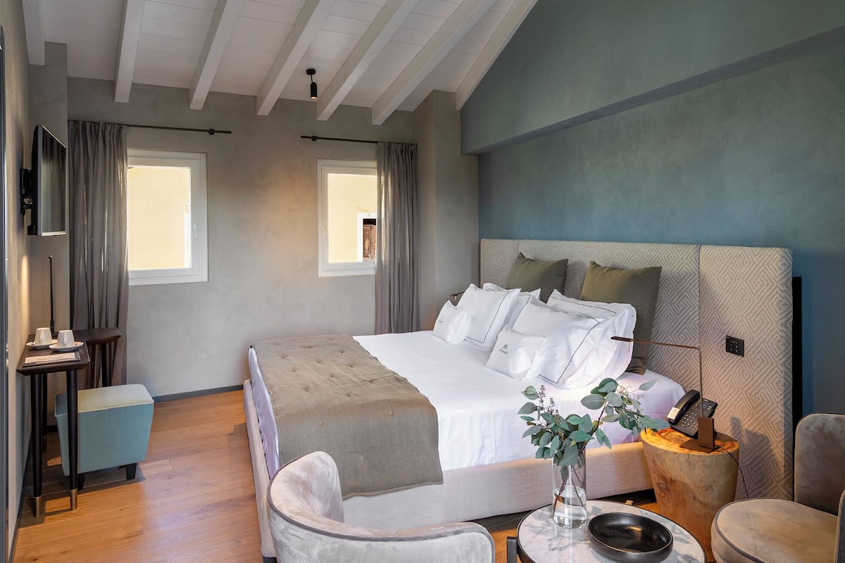 Luxury-Zimmer | Minibar, Zimmersafe, Schreibtisch, laptopgeeigneter Arbeitsplatz