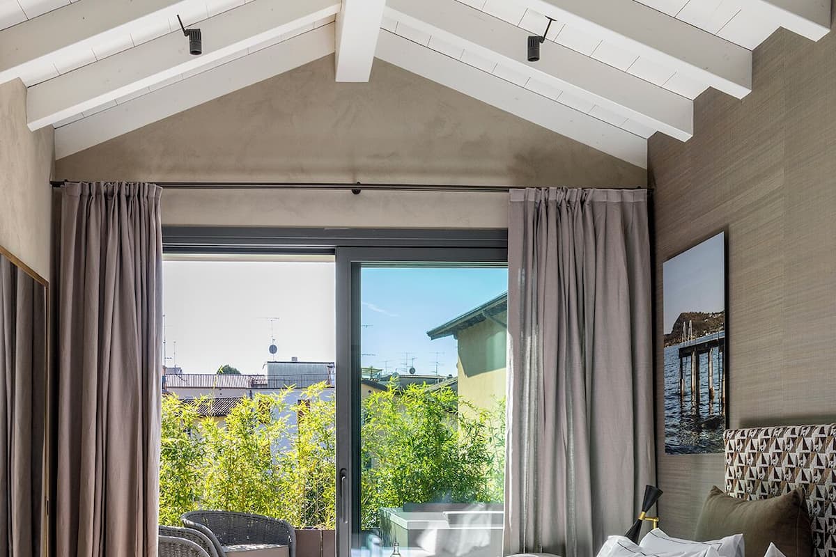 Luxury-Zimmer, Blick auf den Innenhof | Minibar, Zimmersafe, Schreibtisch, laptopgeeigneter Arbeitsplatz