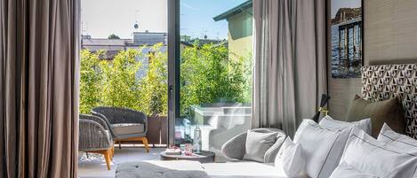 Minibar, in-room safe, desk, laptop workspace