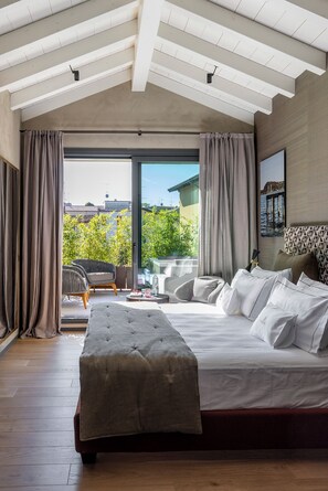 Minibar, in-room safe, desk, laptop workspace - Il Mansio Vegan Hotel and Restaurant (Desenzano del Garda)