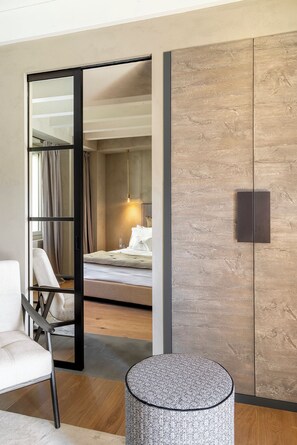 独特套房, 部分湖景 | 迷你吧、客房内保险箱、办公桌、笔记本电脑工作区