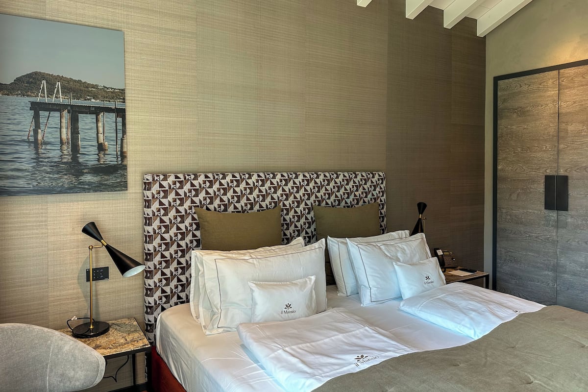 Luxury Room | Minibar, in-room safe, desk, laptop workspace
