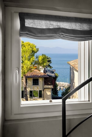 Luxury Room, Lake View | Minibar, in-room safe, desk, laptop workspace