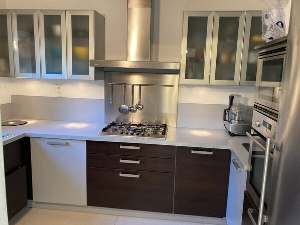 Fridge, microwave, oven, coffee/tea maker