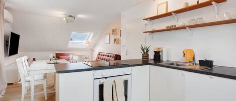 Fridge, oven, stovetop, dishwasher