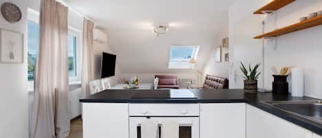 Jääkaappi, uuni, liesi, astianpesukone