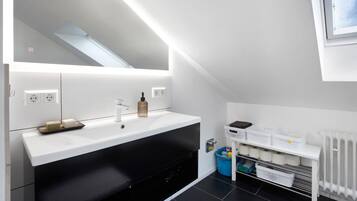 Dusche, kostenlose Toilettenartikel, Haartrockner, Handtücher