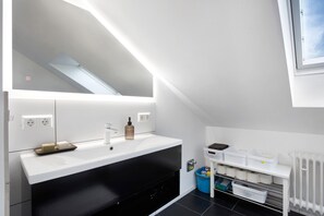 Shower, free toiletries, hair dryer, towels - Apartment 'Dreiländer Apartments Lörrach' with Wi-Fi (Lörrach)