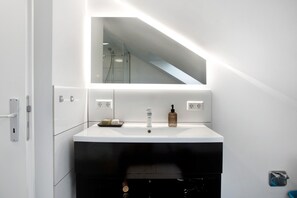 Shower, free toiletries, hair dryer, towels - Apartment 'Dreiländer Apartments Lörrach' with Wi-Fi (Lörrach)