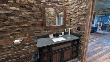 تجهيزات دش، مناشف، صابون، ورق حمّام