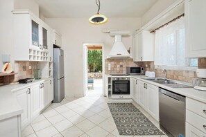 Réfrigérateur, four à micro-ondes, lave-vaisselle, cafetiÚre-théiÚre