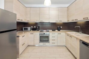 Fridge, microwave, dishwasher, coffee/tea maker