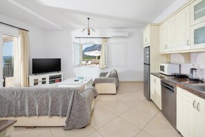 Smart TV, table tennis