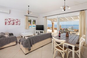 Téléviseur connecté, table de ping-pong