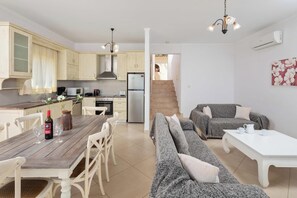 Téléviseur connecté, table de ping-pong