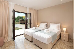 Iron/ironing board, WiFi, bed sheets - Queen Alla - Five Bedroom Villa, Sleeps 10 (Lefkimmi)