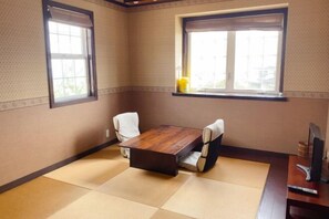 Room - Miles Town (Ito)