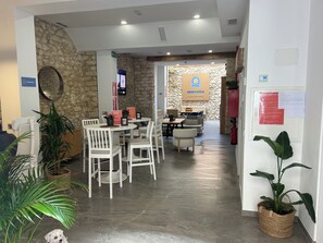 Lobby sitting area - MAREVITA HOSTEL (Alicante)