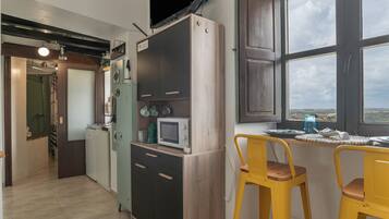 Frigorífic, microones, placa de cuina i cafetera i tetera