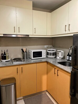 Fridge, microwave, stovetop, cookware/dishes/utensils