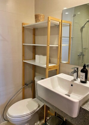 Dusche, Haartrockner, Bidet, Handtücher