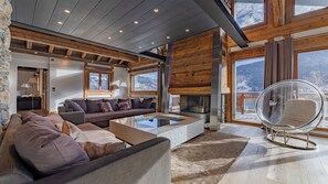 64-Zoll-Flachbildfernseher mit Satellitenempfang, Kamin