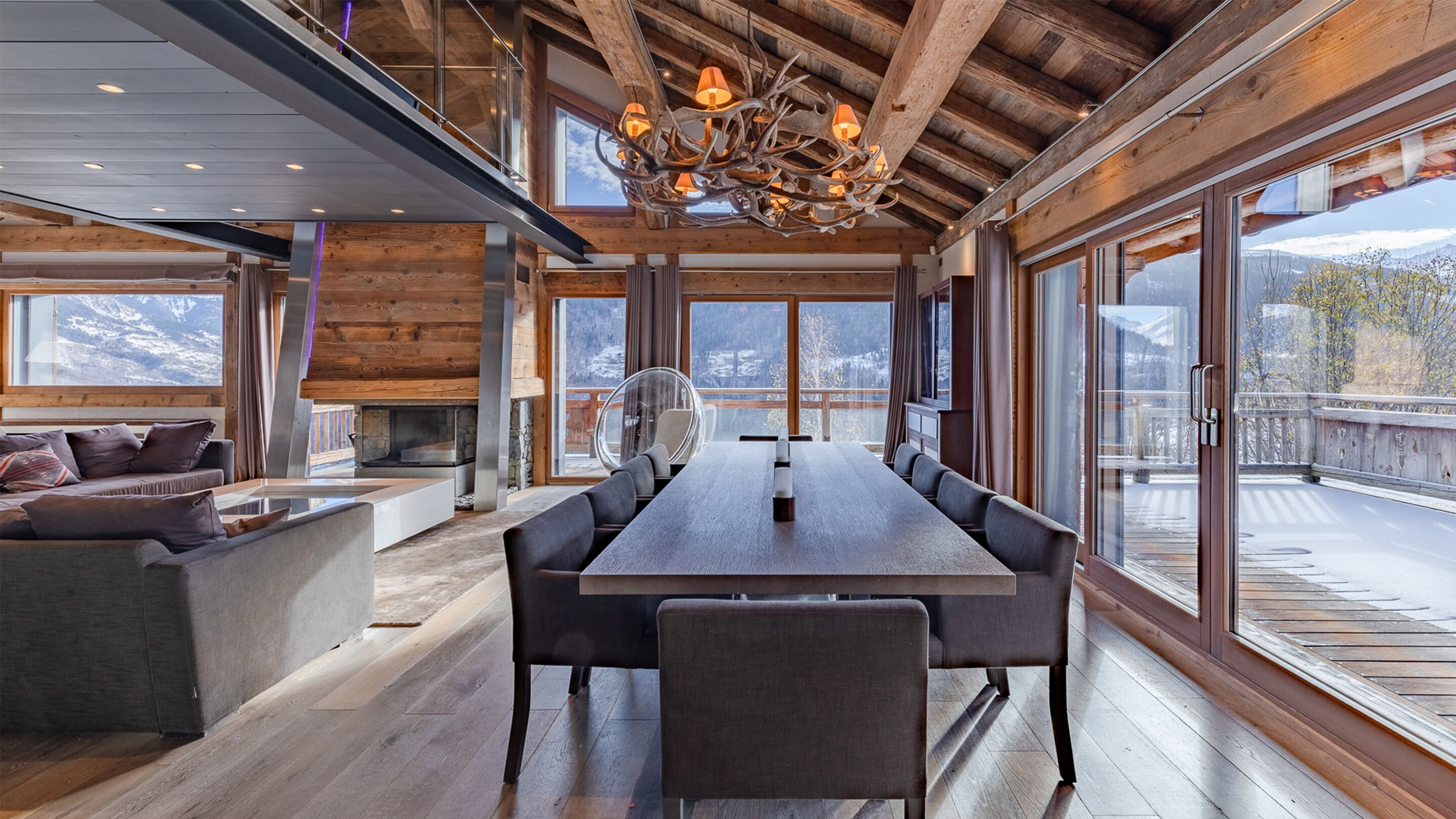 64-吋平面電視、衛星頻道、壁爐