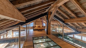 Televisión de pantalla plana de 64 pulgadas con canales vía satélite