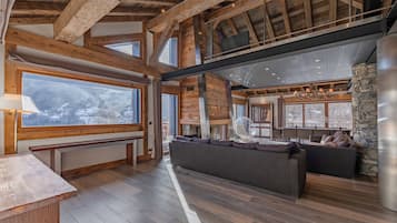 Televisi layar datar 64-inci dengan saluran TV satelit dan perapian