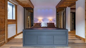 Chalé superluxo, 4 quartos, sacada, vista para a montanha | Quartos à prova de som, ferros/tábuas de passar roupa, roupa de cama