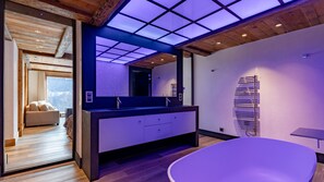 Chalé superluxo, 4 quartos, sacada, vista para a montanha | Banheiro