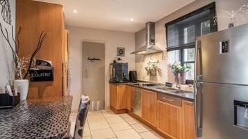 Een microgolfoven, een oven, een kookplaat, een vaatwasser